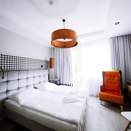 Pomaranczowa Plaza Hotel