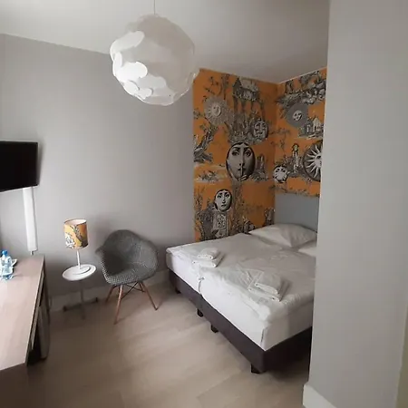 Pomaranczowa Plaza Hotel