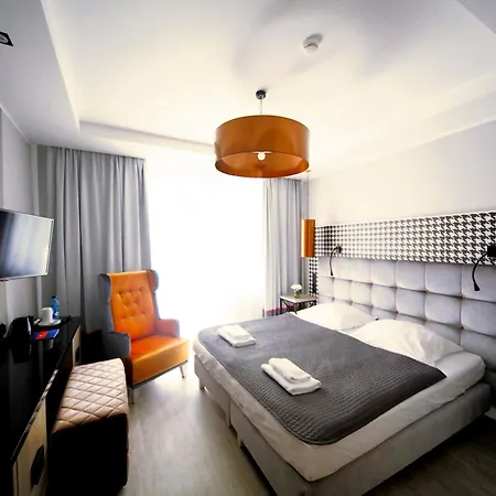 מלון Pomaranczowa Plaza 3*