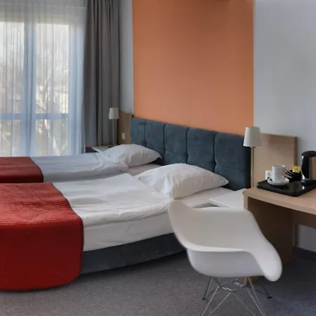 מלון Pomaranczowa Plaza 3*