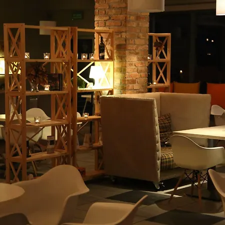 מלון Pomaranczowa Plaza 3*