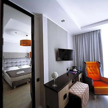 Pomaranczowa Plaza 3*